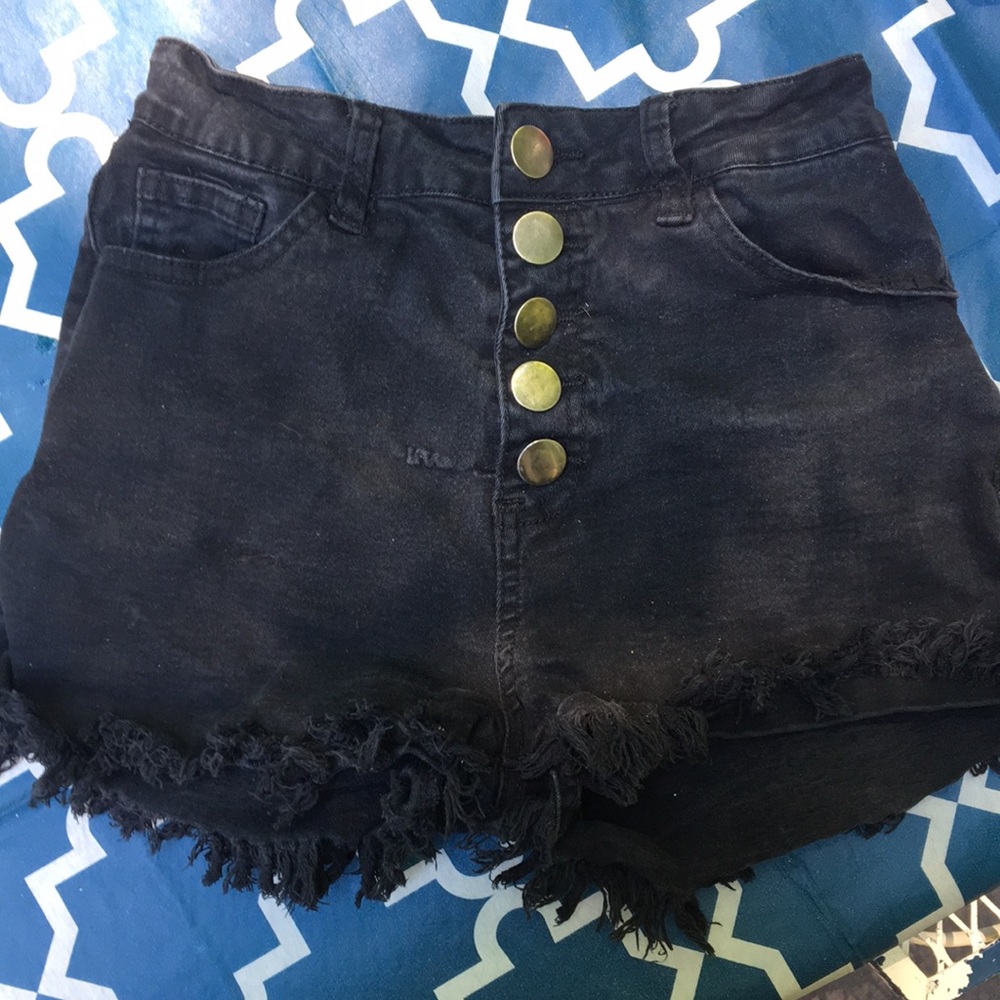 Frayed hem black button-up rockabilly jean shorts